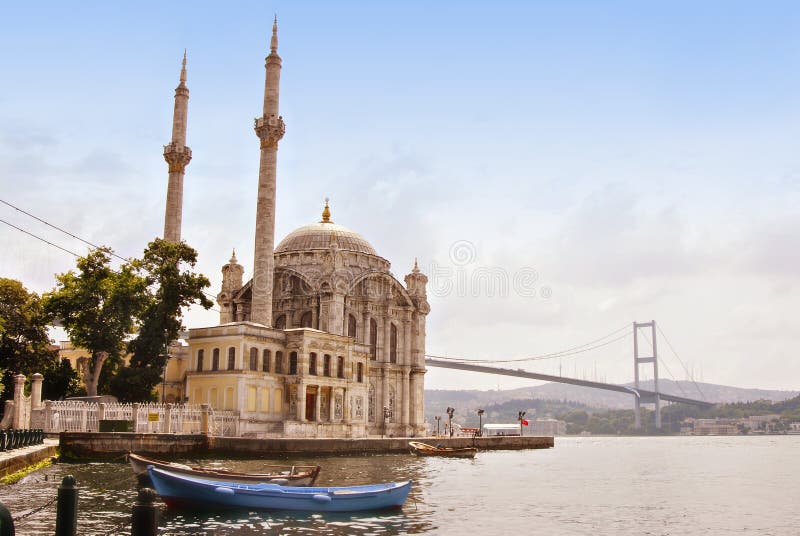 V Buyuk Mecidiye Mešity, známá jako Mešita Ortakoy, a modrá řada lodí v Istanbulu, na Bosporský Průliv s výhledem na most do Asie.