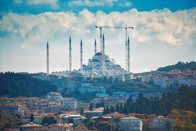Istanbul Camlica moské eller Camlica Tepesi Camii under konstruktion royaltyfri foto Istanbul Camlica moské eller Camlica Tepesi Camii under konstruktion royaltyfri foto