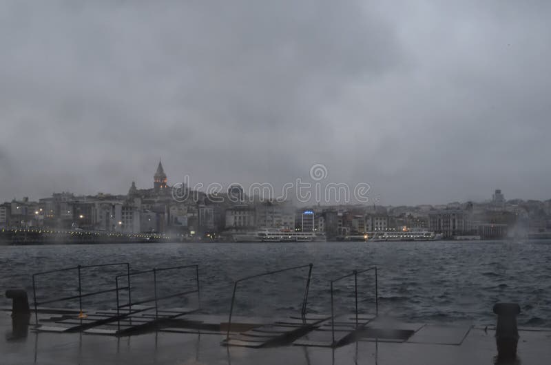 Istanbul dimmigt regn på en kall vintermorgon Galata torn och arkivbild Istanbul dimmigt regn på en kall vintermorgon Galata torn och arkivbild