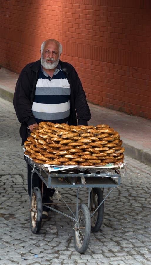 ISTANBUL-MAY 20: A old man sells sesame bagels on a cart May 20, 2015 Istanbul, Turkey.
