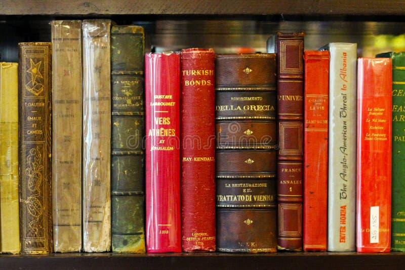 Istanbul, rue d'Istiklal/Turquie 15 05 2019 : Collections de livres antiques, vue d'?tag?re photos stock Istanbul, rue d'Istiklal/Turquie 15 05 2019 : Collections de livres antiques, vue d'?tag?re photos stock