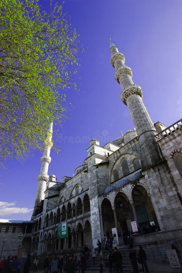 Istanbul, Sultan Ahmet/die Türkei 19 04 2019: Frühlings-Zeit in Sultan Ahmet Mosque, Bestimmungsort stockbild Istanbul, Sultan Ahmet/die Türkei 19 04 2019: Frühlings-Zeit in Sultan Ahmet Mosque, Bestimmungsort stockbild