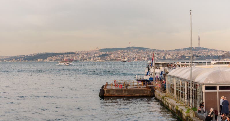 Traficul din Istanbul, pe 14 aprilie 2023, în apele bosfor. stock photo