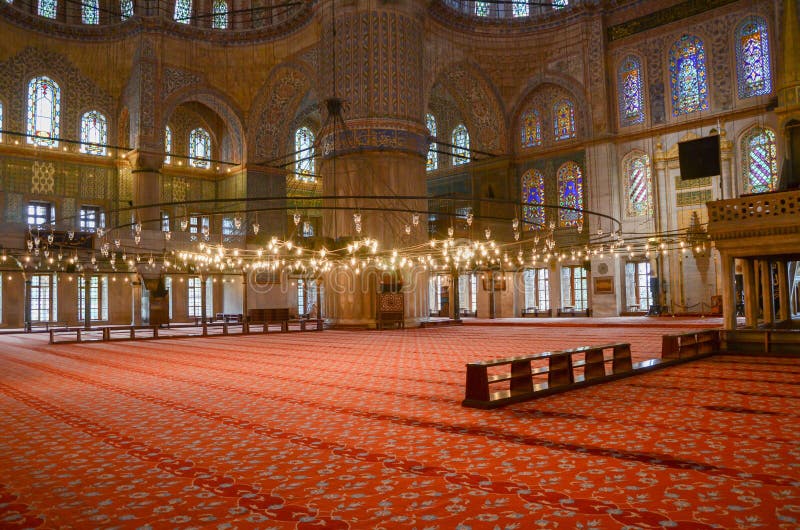 Istanbul Turkiet, April 21, 2015: Inre av moskén för Sultanahmet moskéblått i Istanbul, Tu arkivfoto Istanbul Turkiet, April 21, 2015: Inre av moskén för Sultanahmet moskéblått i Istanbul, Tu arkivfoto