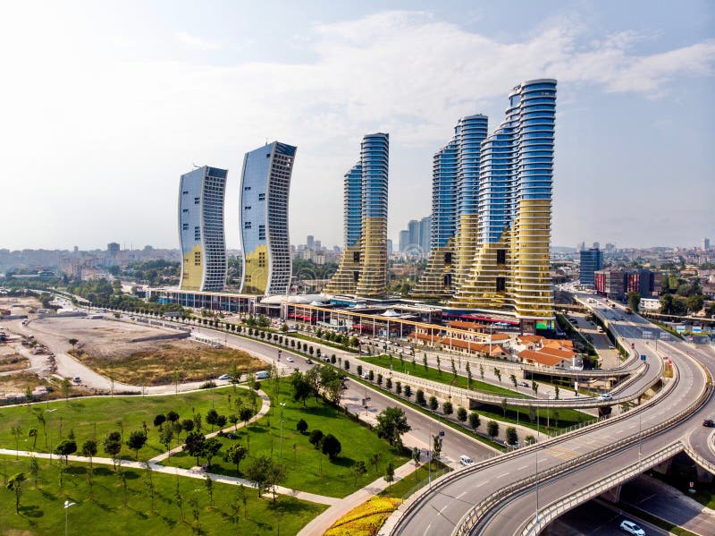Istanbul Turkiet - Februari 23, 2018: Flyg- surrsikt av den IstMarina skyskrapaAvm shoppinggallerian i Istanbul Kartal arkivbilder Istanbul Turkiet - Februari 23, 2018: Flyg- surrsikt av den IstMarina skyskrapaAvm shoppinggallerian i Istanbul Kartal arkivbilder