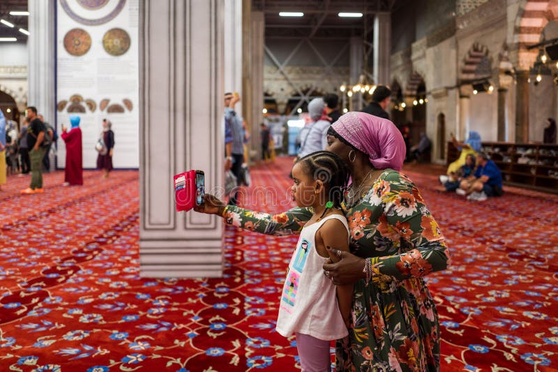 Istanbul Turkiet - Maj 20, 2018: Modern och dottern gör en selfie i den blåa moskén Sultan Ahmed arkivbilder Istanbul Turkiet - Maj 20, 2018: Modern och dottern gör en selfie i den blåa moskén Sultan Ahmed arkivbilder