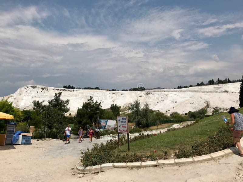 Istanbul, Turquie - 23 juillet 2018 : Piscines et terrasses naturelles de travertin dans Pamukkale Château de coton en Turquie du image libre de droits Istanbul, Turquie - 23 juillet 2018 : Piscines et terrasses naturelles de travertin dans Pamukkale Château de coton en Turquie du image libre de droits