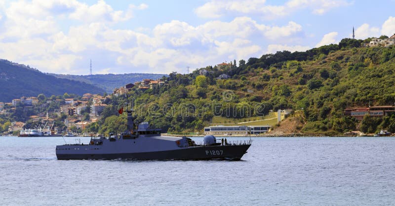 ISTANBUL, TURQUIE, LE 24 AOÛT 2015 : Bateau de militaires de la Turquie image libre de droits ISTANBUL, TURQUIE, LE 24 AOÛT 2015 : Bateau de militaires de la Turquie image libre de droits