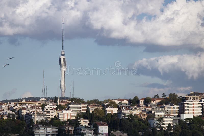Istanbul, Türkei - Oktober-6,2019: Camlica Hill ist der Ausblick auf den neu errichteten Funkturm Vorderseite der Stadt lizenzfreies stockbild Istanbul, Türkei - Oktober-6,2019: Camlica Hill ist der Ausblick auf den neu errichteten Funkturm Vorderseite der Stadt lizenzfreies stockbild
