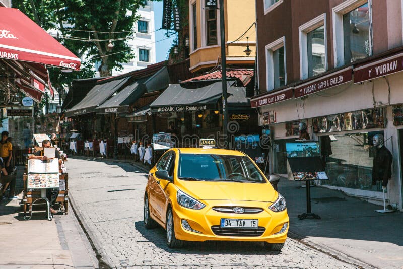 Istanbuł, Czerwiec 15, 2017: Żółta taxi taksówka w zakupy okręgu obraz stock