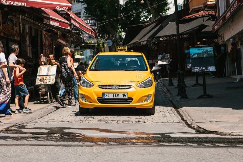 Istanbuł, Czerwiec 16, 2017: Żółta taxi taksówka w zakupy okręgu fotografia royalty free