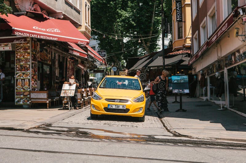 Istanbuł, Czerwiec 16, 2017: Żółta taxi taksówka w zakupy okręgu zdjęcie stock