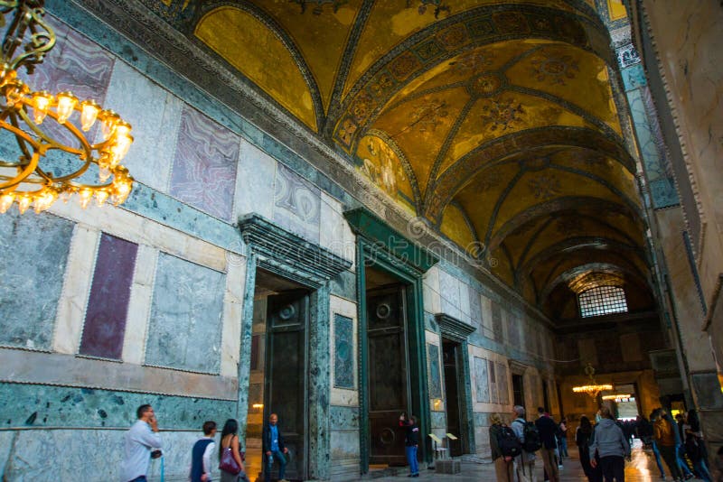 ISTANBUŁ, TURCJA: Hagia Sophia wnętrze Ozłacać i ornament na suficie Hagia Sophia jest wielkim zabytkiem Bizantyjski obrazy stock ISTANBUŁ, TURCJA: Hagia Sophia wnętrze Ozłacać i ornament na suficie Hagia Sophia jest wielkim zabytkiem Bizantyjski obrazy stock