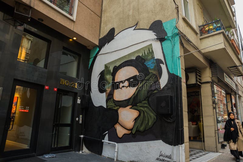 ISTANBUŁ, TURCJA: Piękni graffiti na ścianie na ulicie w mieście Mona Lisa i panda rysunek na ścianie zdjęcia royalty free ISTANBUŁ, TURCJA: Piękni graffiti na ścianie na ulicie w mieście Mona Lisa i panda rysunek na ścianie zdjęcia royalty free