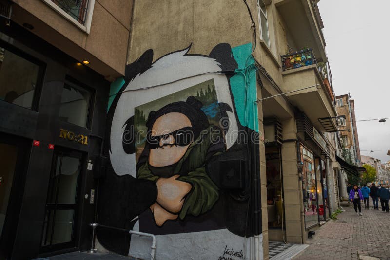 ISTANBUŁ, TURCJA: Piękni graffiti na ścianie na ulicie w mieście Mona Lisa i panda rysunek na ścianie zdjęcie stock ISTANBUŁ, TURCJA: Piękni graffiti na ścianie na ulicie w mieście Mona Lisa i panda rysunek na ścianie zdjęcie stock