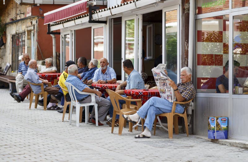 ISTANBUŁ, TURCJA, SIERPIEŃ 24, 2015: Starzy tureccy mężczyzna siedzą przy kawiarnią t