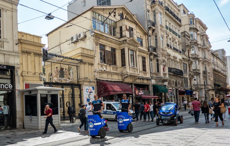 Istanbuł, Turcja, Wrzesień 2018: Turecczyzny eskadry milicyjni patrole z dwa Segways i elektryczny samochód w zwyczajnej strefie obrazy royalty free Istanbuł, Turcja, Wrzesień 2018: Turecczyzny eskadry milicyjni patrole z dwa Segways i elektryczny samochód w zwyczajnej strefie obrazy royalty free