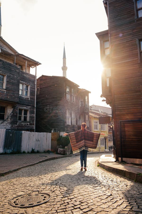 Istanbuł ulica z starą architekturą i potomstwa żeńscy przy zmierzchem obrazy stock Istanbuł ulica z starą architekturą i potomstwa żeńscy przy zmierzchem obrazy stock