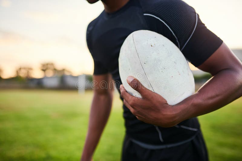 Rugby Homem Bola Zoom Pernas Macho Forte Musculoso Pronto Para fotos,  imagens de © PeopleImages.com #647353452