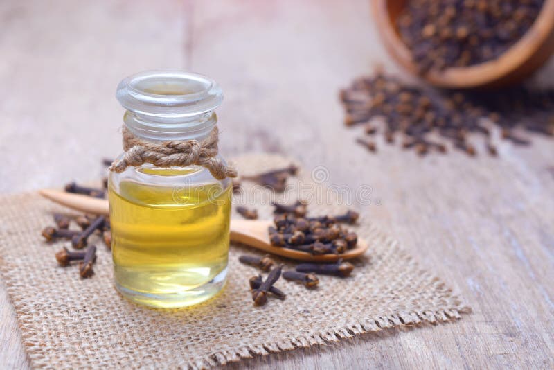 Istotnego aromata goździkowy olej w szklanej butelce fotografia stock Istotnego aromata goździkowy olej w szklanej butelce fotografia stock