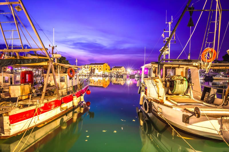 Istrien Kroatien. Vy över hamnen i Novigrad Istarski och fiskeflottan royaltyfri fotografi