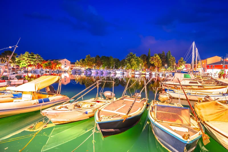 Istrien Kroatien. Vy över hamnen i Novigrad Istarski royaltyfri fotografi