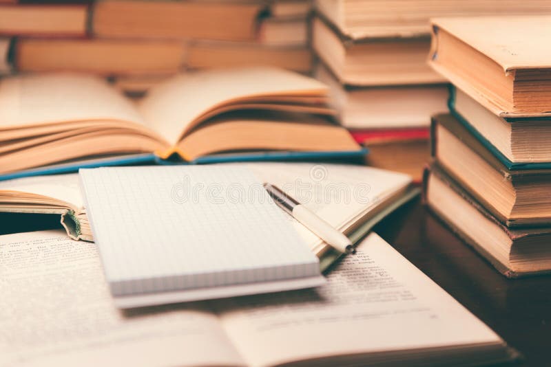 Istruzione che impara concetto con il libro aperto ed il taccuino sulla tavola immagini stock Istruzione che impara concetto con il libro aperto ed il taccuino sulla tavola immagini stock
