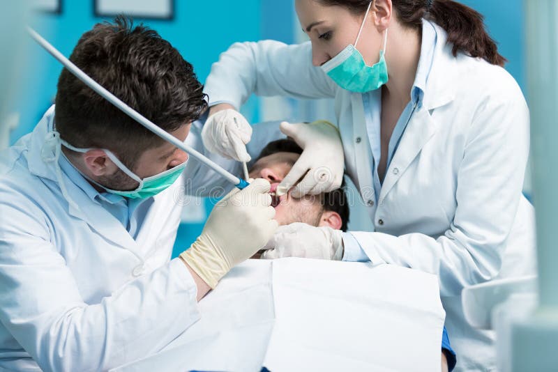 Istruzione di odontoiatria Insegnante maschio di medico del dentista che spiega procedura di trattamento fotografia stock libera da diritti Istruzione di odontoiatria Insegnante maschio di medico del dentista che spiega procedura di trattamento fotografia stock libera da diritti