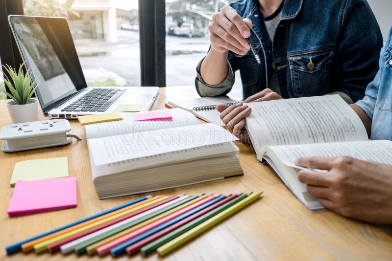 Istruzione, insegnamento, imparare, tecnologia e concetto della gente Due studenti o compagni di classe della High School con l'a fotografia stock libera da diritti Istruzione, insegnamento, imparare, tecnologia e concetto della gente Due studenti o compagni di classe della High School con l'a fotografia stock libera da diritti