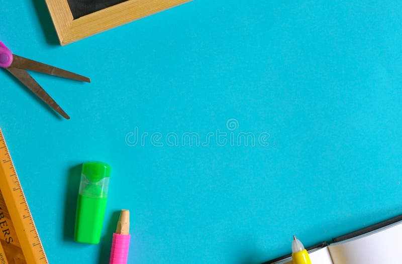 Istruzione o di nuovo al concetto della scuola: disposizione piana delle cancellerie fotografia stock Istruzione o di nuovo al concetto della scuola: disposizione piana delle cancellerie fotografia stock