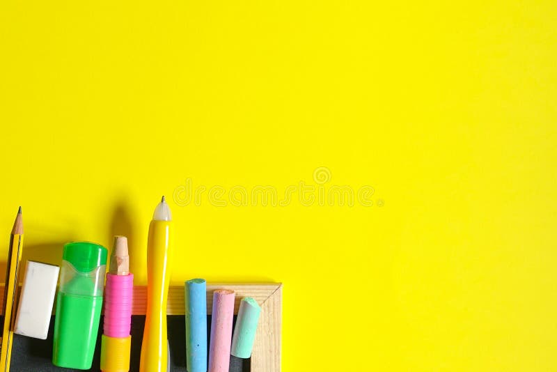 Istruzione o di nuovo al concetto della scuola: disposizione piana delle cancellerie immagini stock Istruzione o di nuovo al concetto della scuola: disposizione piana delle cancellerie immagini stock