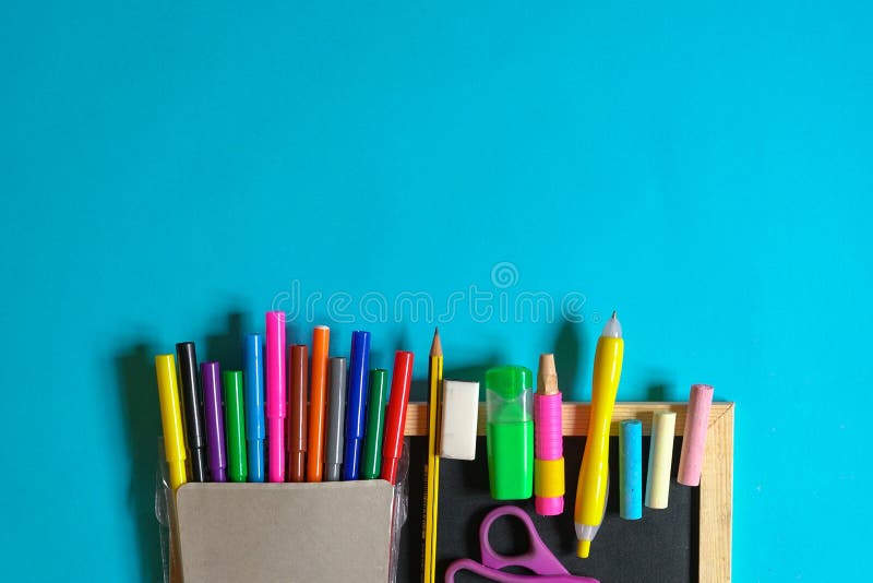 Istruzione o di nuovo al concetto della scuola: disposizione piana delle cancellerie fotografie stock libere da diritti Istruzione o di nuovo al concetto della scuola: disposizione piana delle cancellerie fotografie stock libere da diritti