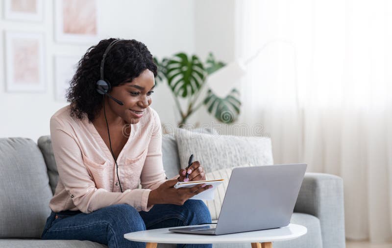 Istruzione online Giovane Donna Nera Studia Online Da Casa Con Computer Portatile immagini stock libere da diritti