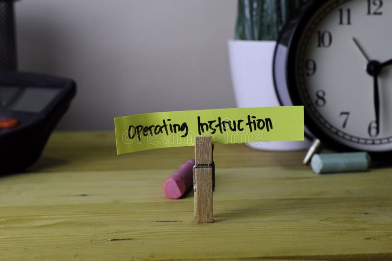 Istruzione operativa Scrittura sulle note appiccicose in mollette sulla scrivania di legno fotografia stock Istruzione operativa Scrittura sulle note appiccicose in mollette sulla scrivania di legno fotografia stock
