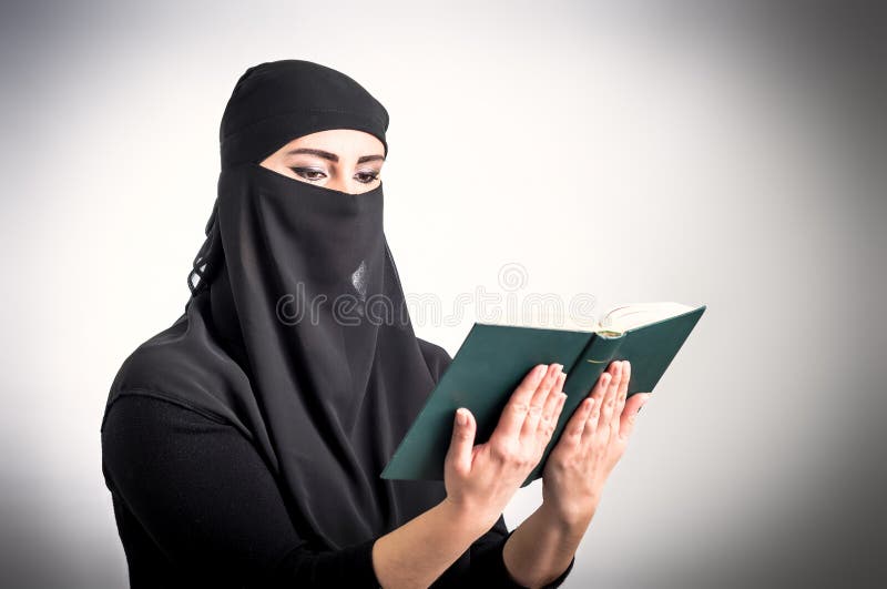 I Ritratti Di Due Belle Ragazze Musulmane Nel Hijab Illustrazione - Foto 5