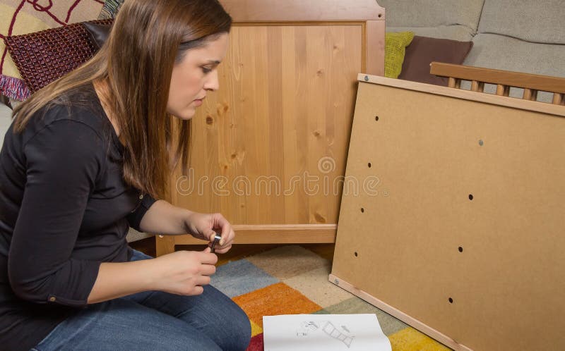 Istruzioni della lettura della ragazza montare mobilia