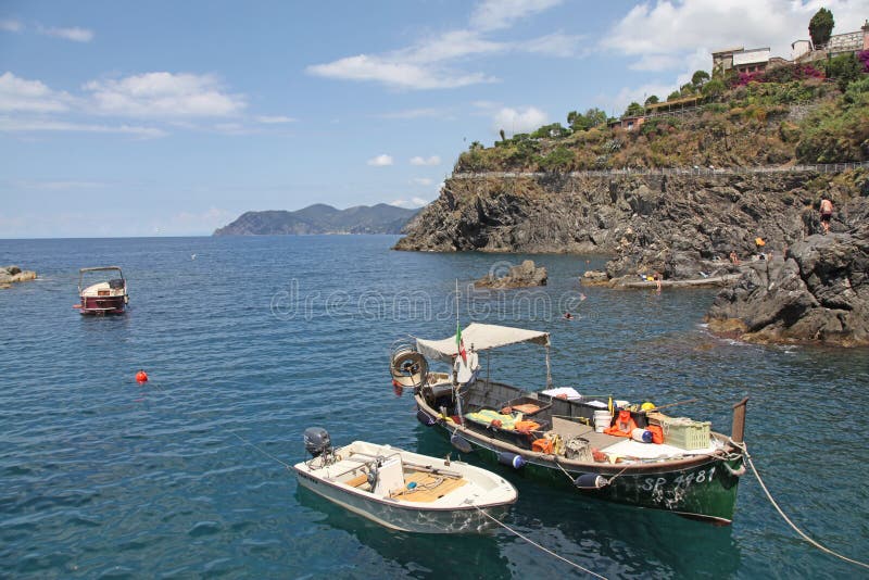 Italia Cinque Terre Riomaggiore Vista dal mare Barche fotografie stock
