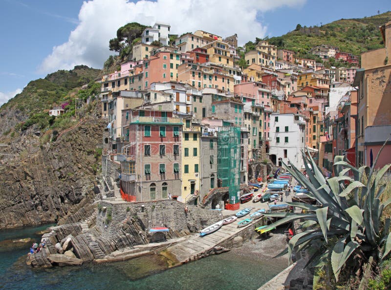 Italia Cinque Terre Riomaggiore Vista dal mare immagini stock