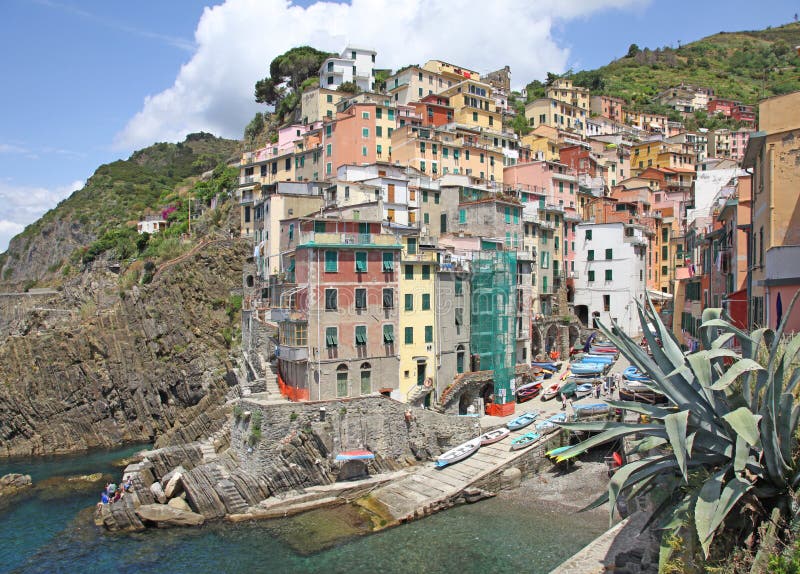 Italia Cinque Terre Riomaggiore Vista dal mare immagine stock libera da diritti