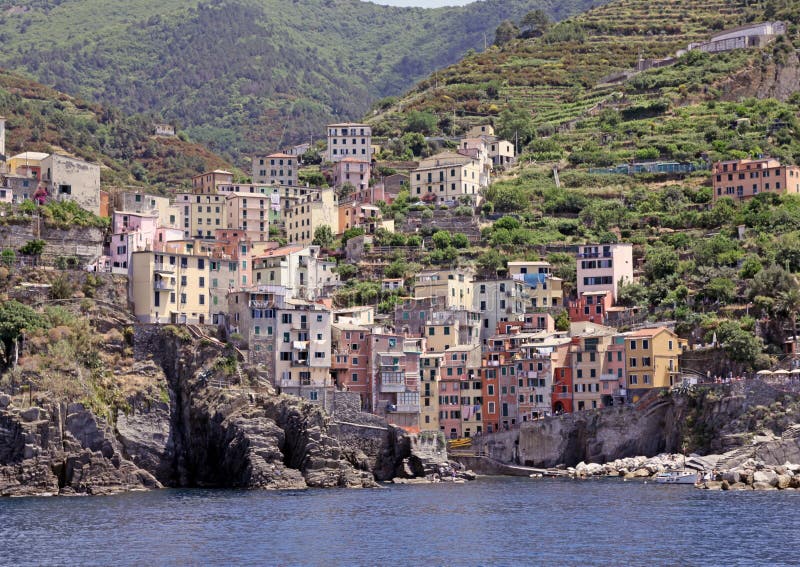 Italia Cinque Terre Riomaggiore Vista dal mare fotografie stock libere da diritti