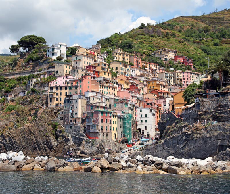 Italia Cinque Terre Riomaggiore Vista dal mare fotografia stock
