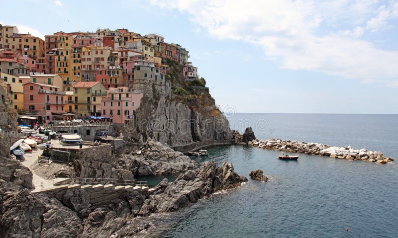 Italia Cinque Terre Riomaggiore Vista dal mare immagini stock