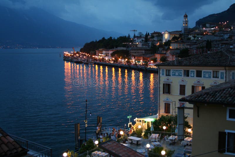 Italia. Lago Garda. Ciudad de Garda del sul de Limone fotografía de archivo libre de regalías Italia. Lago Garda. Ciudad de Garda del sul de Limone fotografía de archivo libre de regalías