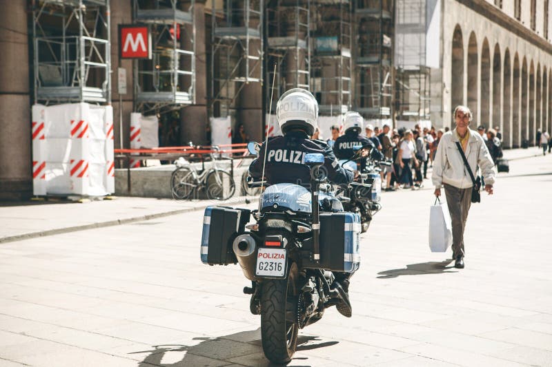 Italia, Milano, 30 maggio 2019: Polizia in motocicletta o pattuglia in una strada di città fotografia stock Italia, Milano, 30 maggio 2019: Polizia in motocicletta o pattuglia in una strada di città fotografia stock