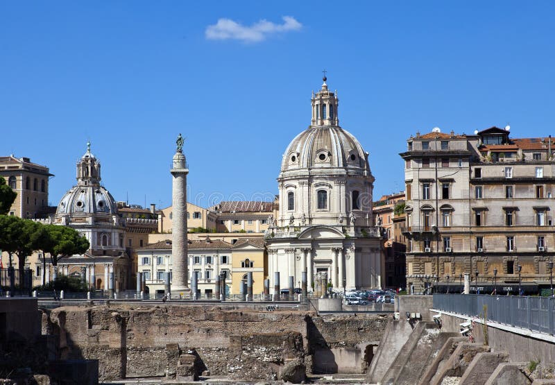 Italia roma Columna troyana, iglesias de Santa Maria di Loreto y de Santissima Nome di Maria (la mayoría del nombre santo de Mari fotografía de archivo Italia roma Columna troyana, iglesias de Santa Maria di Loreto y de Santissima Nome di Maria (la mayoría del nombre santo de Mari fotografía de archivo
