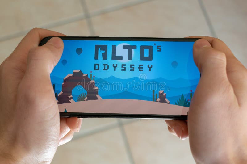 Italia, Roma - 7 de marzo de 2019: Manos que sostienen un smartphone con el juego de Odyssey Mobile del alto en la pantalla de vi imagen de archivo libre de regalías Italia, Roma - 7 de marzo de 2019: Manos que sostienen un smartphone con el juego de Odyssey Mobile del alto en la pantalla de vi imagen de archivo libre de regalías