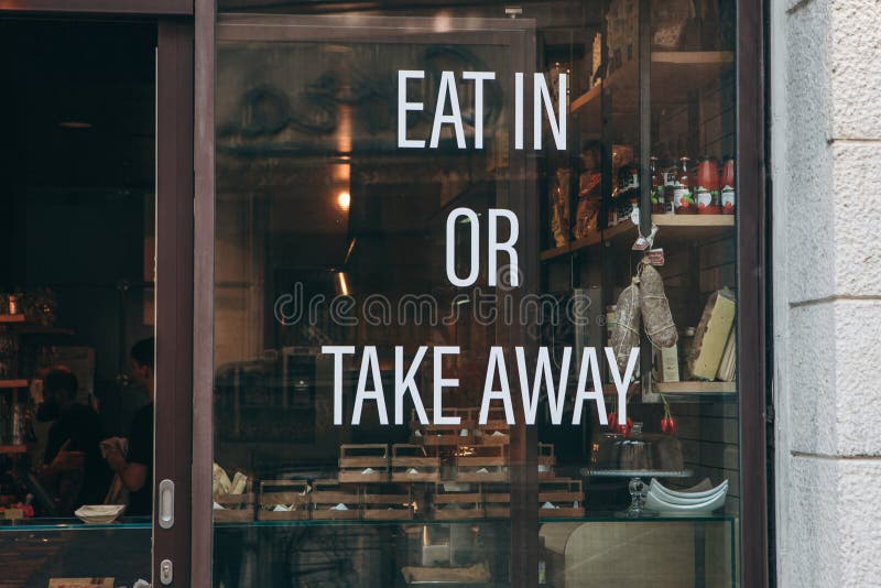 Italia, Verona, 31 de mayo de 2019: Inscripción comer o llevarse en la entrada del café fotos de archivo Italia, Verona, 31 de mayo de 2019: Inscripción comer o llevarse en la entrada del café fotos de archivo