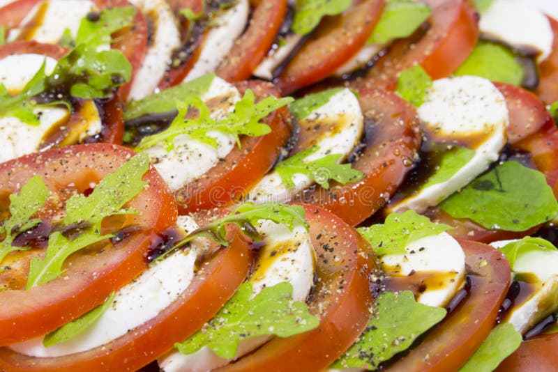 Italiaans de Saladeclose-up van keukencaprese van het de kaasbasilicum van de tomatenmozarella de saus van de de olijfoliepeper M royalty-vrije stock foto's Italiaans de Saladeclose-up van keukencaprese van het de kaasbasilicum van de tomatenmozarella de saus van de de olijfoliepeper M royalty-vrije stock foto's