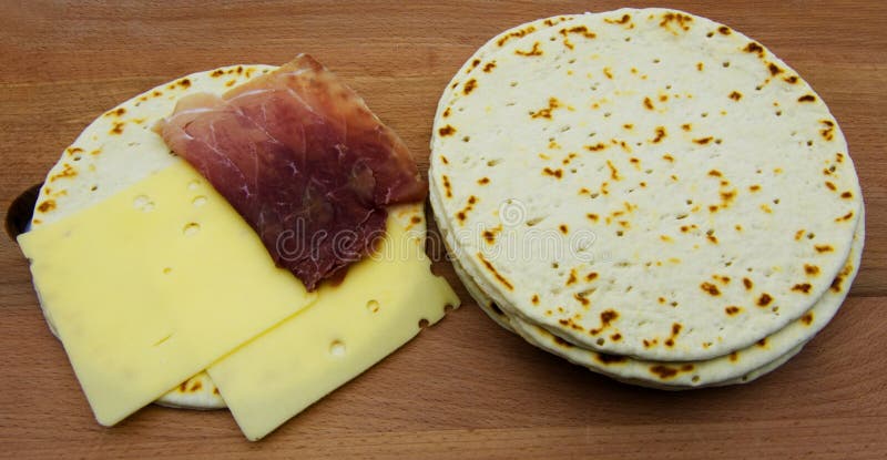 Italiaans piadina vlak brood, ham, kaas, op houten lijst royalty-vrije stock foto Italiaans piadina vlak brood, ham, kaas, op houten lijst royalty-vrije stock foto