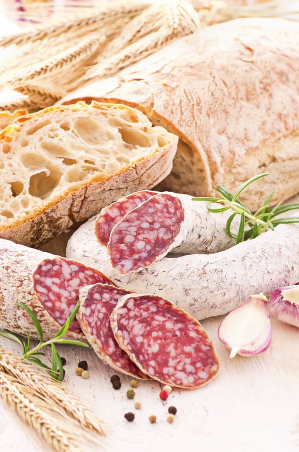 Italiaanse salami stock afbeelding. Image of sluit, maaltijd 23745373